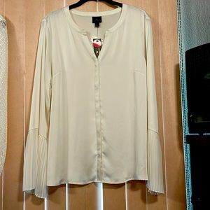 Worthington cream color light weight flowing blouse. Beautiful pleated sleeves.